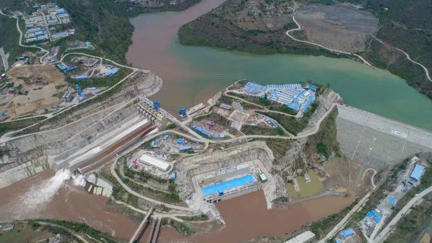 Aerfoto de Karot Hydropower Station en Pakistano (provizita fare de China Three Gorges Corporation)